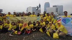 RSCM bersama dokter, tenaga kesehatan, survivor kanker dan relawan menggelar aksi damai memperingati Hari Kanker Sedunia, Jakarta, Rabu (4/2/2015). (Liputan6.com/Herman Zakharia)