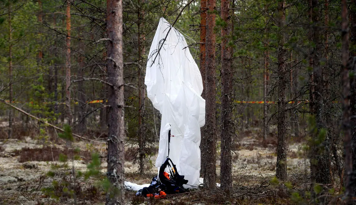 Sebuah parasut terlihat masih menggantung di dekat reruntuhan pesawat Comp Air 8 yang jatuh di dekat Pangkalan Udara Jamijarvi, barat daya Finlandia, Senin (21/4/2014). (REUTERS/Vesa Moilanen/Lehtikuva)