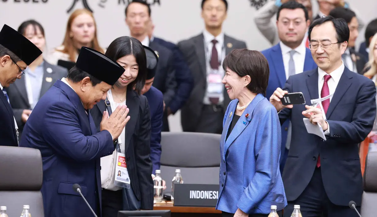 Presiden Indonesia Prabowo Subianto (kiri) menyambut Perdana Menteri Jepang Sanae Takaichi pada Pertemuan Pemimpin Ekonomi Kerja Sama Ekonomi Asia-Pasifik (APEC) di Gyeongju, Korea Selatan, Sabtu, 1 November 2025. Kehadiran Presiden Prabowo menegaskan komitmen Indonesia untuk terus berperan aktif dalam mendorong kerja sama ekonomi kawasan Asia-Pasifik yang inklusif dan berkelanjutan. (Yonhap via AP)