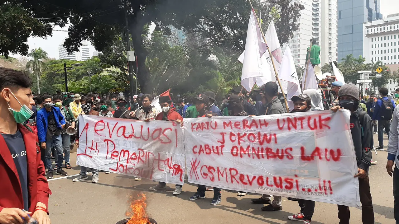 Demonstran membakar ban di sekitar Patung Kuda Jakarta Pusat. (Ady Anugrahadi/Liputan6.com)