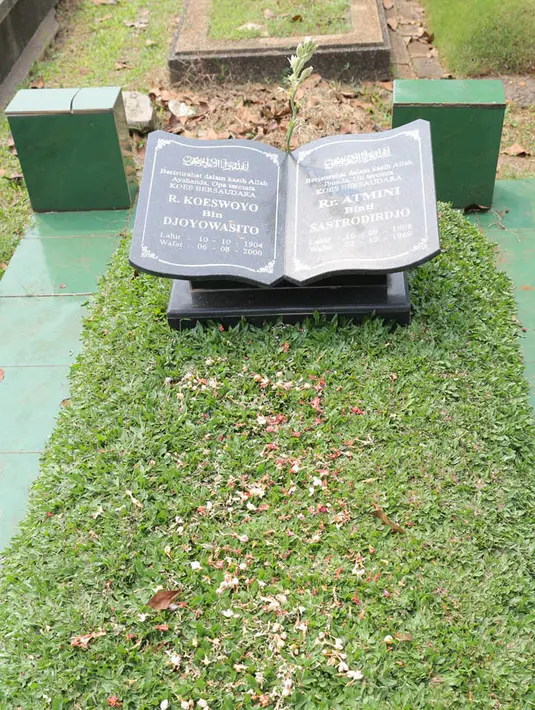 Yon kuswoyo personel grup legendaris Koesplus, pelantun lagu Kolam Susu meninggal di usia 77 tahun. Sebelum meninggal Yon sempat mondar-mandir ke rumah sakit. Yon meninggal pada 5 Januari 2018. (Foto dan Tulisan Deki Prayoga/Bintang.com)