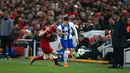 Pemain Liverpool, James Milner berebut bola dengan pemain FC Porto Diogo Dalot pada leg kedua babak 16 besar Liga Champions di Stadion Anfield, Selasa (6/3). Liverpool lolos ke perempatfinal berbekal kemenangan 5-0 secara agregat. (AP/Dave Thompson)
