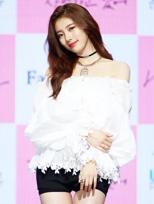 "Dress one piece yang nyaman dan kacamata," jelas Suzy. Tampaknya saat berlibur, Suzy lebih senang dengan gaya yang feminin. (Foto: instagram.com/skuukzky)
