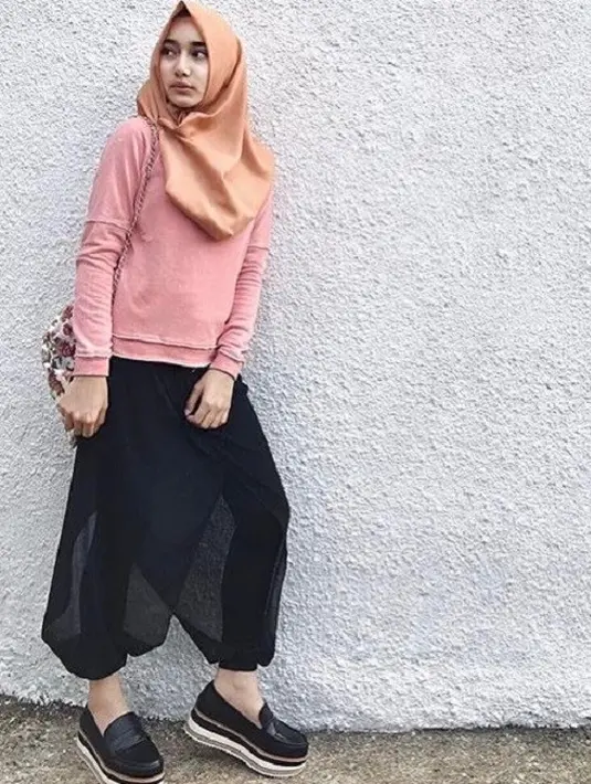 Anak dari Cindy Fatikasari dan Tengku Firmansyah, Tengku Syaira Anataya tampail memukai walaupun hanya mengenakan pakaian kasual dan makeup yang sederhana. (Foto: instagram.com/syairaanatayaa)