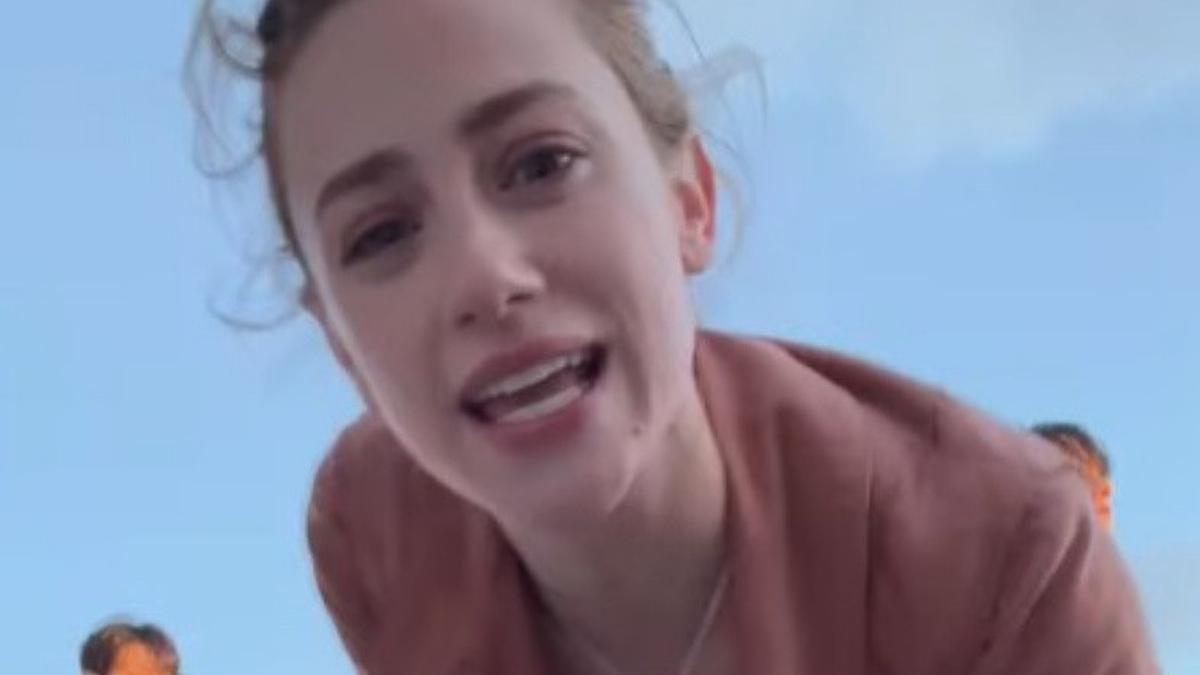 Pesona Lili Reinhart Muncul di Video Musik BTS SWIM