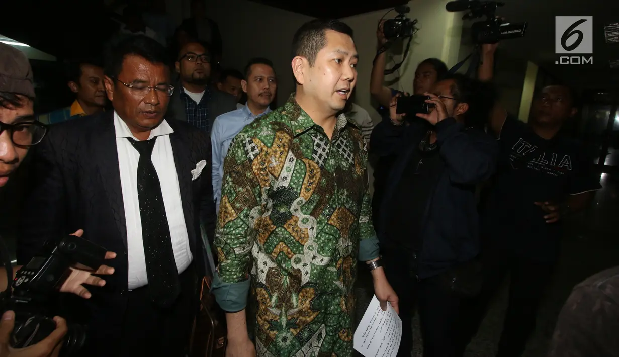 Ekspresi Hary Tanoesoedibjo usai diperiksa polisi selama 8 jam, Jakarta, Jumat (7/7). Hary Tanoe diperiksa sebagai tersangka dugaan pesan singkat bernada ancaman. (Liputan6.com/Angga Yuniar)