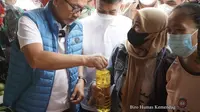 Menteri Perdagangan Zulkifli Hasan kembali meninjau harga barang kebutuhan pokok (bapok), termasuk memastikan ketersediaan minyak goreng curah dan minyak goreng kemasan rakyat. Kali ini, Mendag Zulkifli Hasan mengunjungi Pasar Dukuh Kupang, Surabaya, Jawa Timur, pada Minggu (14/8/2022).