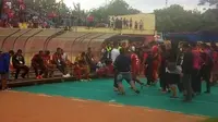 Pemain Semen Padang tertunduk lesu dan meneteskan airmata karena gagal menyelamatkan tim dari degradasi. (Bola.com/Arya Sikumbang)