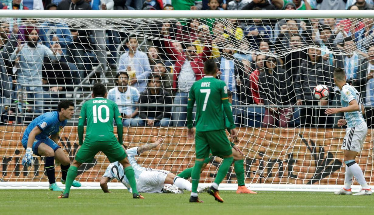 Pemain Argentina, Ezequiel Lavezzi, saat mencetak gol kedua ke gawang Bolivia pada laga Grup D Copa America Centenario 2016 di CenturyLink Field, Seattle, Rabu (15/6/2016). (AFP/Jason Redmond)