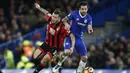 Gelandang Chelsea, Cesc Fabregas, menahan laju gelandang Bournemouth, Jack Wilshere. Pada laga ini Chelsea kembali turun dengan formasi andalannya 3-4-3, sementara Bournemouth menggunakan skema 3-5-1-1. (Reuters/Peter Nicholls)
