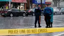 Sejumlah petugas kepolisian berjaga-jaga di lokasi usai berhasil melumpuhkan Ahmad Khan Rahami di Linden, New Jersey, (19/9). (REUTERS/Eduardo Munoz)