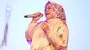 Penyanyi dan pencipta lagu Melly Goeslaw dipercaya mencipta lagu untuk film Kartini yang digarap Hanung Bramantyo. Banyak kesulitan dirasakan oleh istri Anto Hoead tersebut. (Nurwahyunan/Bintang.com)