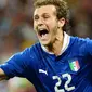 Selebrasi winger Italia Alessandro Diamanti usai menjebol gawang Inggris dalam adu penalti di perempat final Euro 2012 di Olympic Stadium, Kiev, 24 Juni 2012. Italia unggul 4-2 dan lolos ke semifinal. AFP PHOTO / GIUSEPPE CACACE