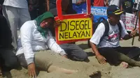 Para nelayan itu harus menuju kapal tongkang lebih dulu untuk bisa merapat ke Pulau G, pulau reklamasi di utara Jakarta. (Silvanus Alvin/Liputan6.com)