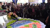 Proses upacara serah terima jenazah korban Trigana Air. (Liputan6.com/Katharina Janur)