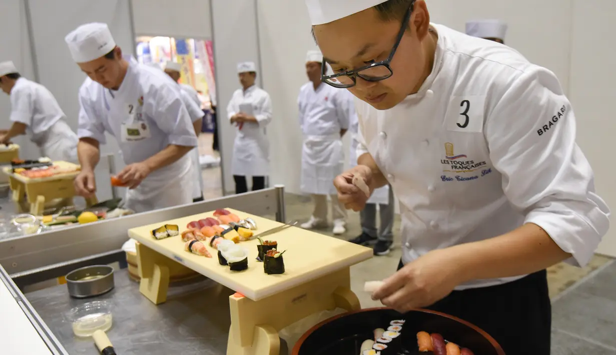 Peserta dari Prancis, Eric Ticana Sik serius menata sushinya saat mengikuti World Sushi Cup Japan 2016 di Tokyo, Kamis (18/8). Kejuaraan tahunan ini digelar selama dua hari dan didukung oleh pemerintahan Jepang. (Toru Yamanaka / AFP)