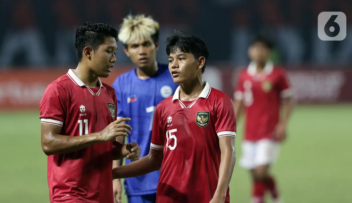 Pemain Timnas Indonesia U-19, Ferdiansyah Cecep Surya (kiri) dan Zanadin Fariz saat melawan Filipina U-19 pada lanjutan penyisihan grup A Piala AFF U-19 2022 di Stadion Patriot Candrabhaga, Bekasi, Jawa Barat, Jumat (8/7/2022). Timnas Indonesia U-19 tampil menyerang dan unggul 5-1 atas Filipina U-19. (Liputan6.com/Helmi Fithriansyah)