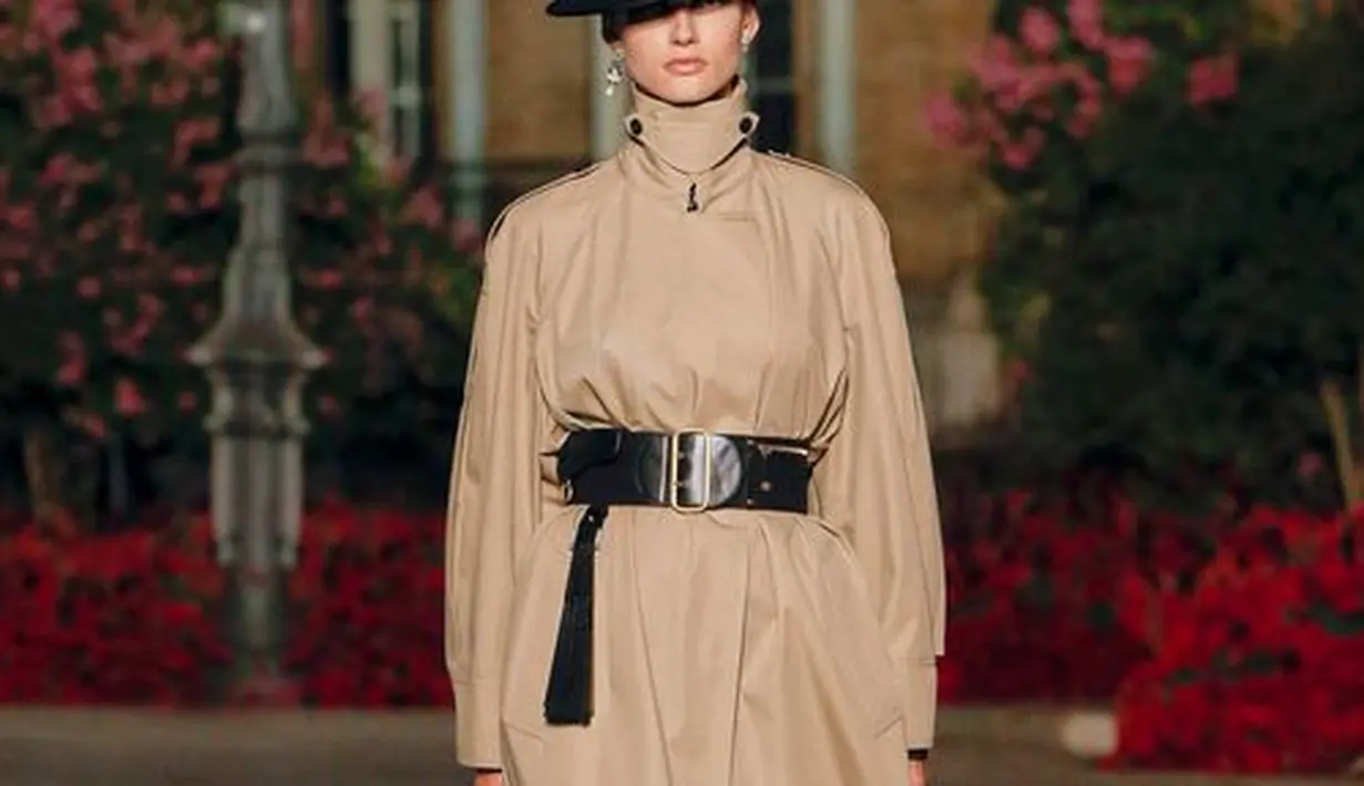 <p>Selendang Manila menjadi simbol yang menceritakan kembali kisah dan perjalanan komunitas yang menciptakan dan memakainya. Kisah tentang benda-benda nomaden ini dirawayatkan menggunakan beberapa detail, seperti setelan garis-garis pria, celana yang dikenakan dengan suspender, rompi berlapis sutra, kemeja putih, celana penunggang kuda Andalusia, jaket pendek yang dihiasi brandebourg, bolero bersiluet ramping, dan lengan yang bisa melebar seperti jubah. Foto: Document/Dior.</p>