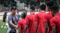 Pelatih Timnas Indonesia, Shin Tae-yong menyalami pemain saat latihan terbuka yang berlangsung di Stadion PTIK, Jakarta, Senin (20/03/2023). (Bola.com/Bagaskara Lazuardi)