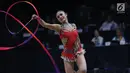 Pesenam Indonesia, Nabila Evandestiera saat laga nomor pita penyisihan senam ritmik putri Asian Games 2018 di JIEXPO Kemayoran, Jakarta, Senin (27/8). Nabila Evandestiera hanya mampu mengumpulkan 36,350 poin. (Liputan6.com/Helmi Fithriansyah)