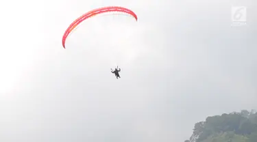 Atlet paralayang Indonesia, Rika Wijayanti saat lepas landas pada babak nomor ketepatan mendarat individu putri di Gunung Mas, Puncak, Jawa Barat, Kamis (23/8). Rika menyumbangkan medali perunggu dengan mengoleksi 120 poin. (Merdeka.com/Arie Basuki)