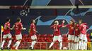 Para pemain Manchester United merayakan gol yang dicetak oleh Bruno Fernandes ke gawang Istanbul Basaksehir pada laga Liga Champions di Stadion Old Trafford, Rabu (25/11/2020). Setan Merah menang dengan skor 4-1. (AP/Dave Thompson)