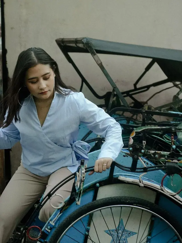 6 Pemotretan Prilly Latuconsina di Pinggir Jalan, Tampil Mewah dan Menawan