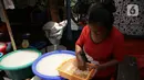 Pedagang menyortir kolang-kaling untuk dijual di kawasan Tanah Abang (13/4/2021). Selama Ramadan buah kolang-kaling selalu diburu oleh masyarakat. Tak heran jika pedagang musiman selalu bermunculan saat bulan suci tersebut. (Liputan6.com/Faizal Fanani)