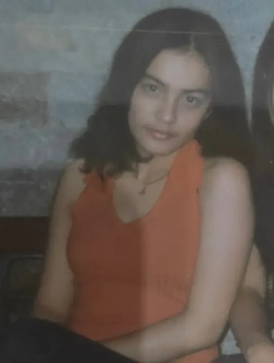 Cinta membagikan potret lawas Astrid Kuya ketika masa remaja. Di dalam foto tersebut, Astrid yang kala itu belum berhijab memiliki rambut hitam lebat sebahu. Foto ini pun membuktikan bahwa istri Uya Kuya tersebut sudah cantik dan manis sedari dulu. (Liputan6.com/IG/@cintakuya)