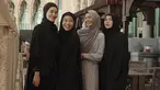 Mahalini, Aaliyah, Yura Yunita dan Sheila Dara memperlihatkan keakraban selama umrah. Hubungan persahabatan yang telah terjalin sebelumnya itu tampaknya menjadi landasan bagi mereka untuk melaksanakan ibadah umrah bersama, bareng suami masing-masing. (Liputan6.com/IG/@aaliyah.massaid)