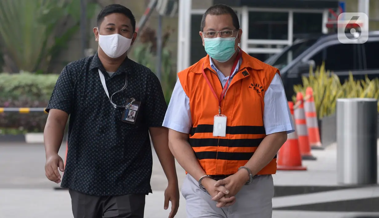 Tersangka mantan Direktur Niaga PT Dirgantara Indonesia, Irzal Rinaldi Zailani berjalan dikawal petugas akan menjalani pemeriksaan oleh penyidik di Gedung KPK, Jakarta, Kamis (2/7/2020). (merdeka.com/Dwi Narwoko)