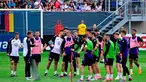Pelatih kepala timnas Jerman, Julian Nagelsmann berbicara dengan para pemainnya dalam sesi latihan publik di Jena, Jerman timur pada 27 Mei 2024. (Tobias SCHWARZ/AFP)