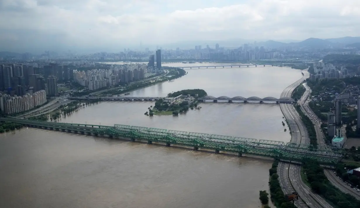 Jalan utama di sepanjang Sungai Han tergenang banjir akibat hujan lebat di Seoul, Korea Selatan, Rabu (10/8/2022). Upaya pembersihan dan pemulihan meningkat pesat saat langit cerah setelah dua hari curah hujan yang memecahkan rekor sehingga menyebabkan banjir bandang, merusak ribuan bangunan, jalan, serta menewaskan banyak orang. (AP Photo/Ahn Young-joon)
