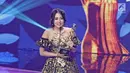 Penyanyi dangdut Via Vallen menerima piala untuk kategori penyanyi dangdut solo wanita terpopuler dalam ajang Indonesian Dangdut Awards 2017 di Studio 6 EMTEK CITY, Jakarta, Jumat (13/10). (Liputan6.com/Herman Zakharia)