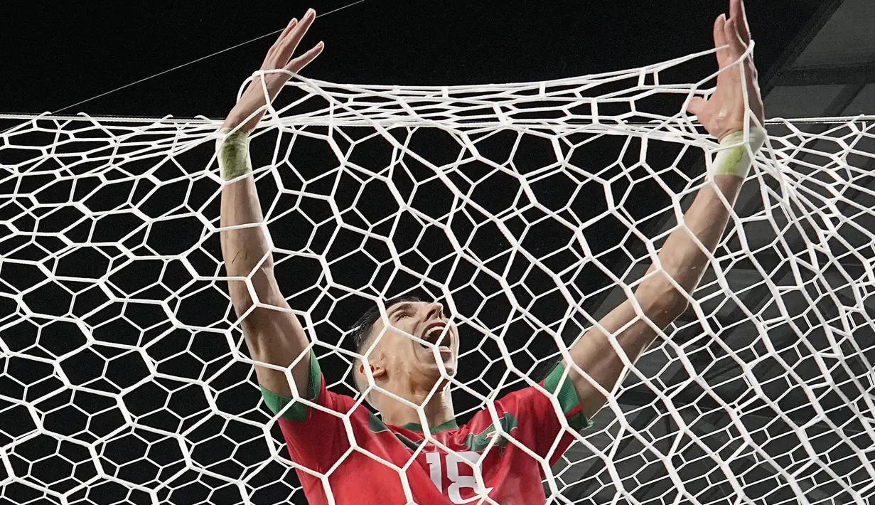 Bek Maroko Jawad El Yamiq terjebak di gawang saat gagal mencetak gol dalam perpanjangan waktu pada babak 16 besar Piala Dunia 2022 menghadapi Spanyol di Education City Stadium, Al Rayyan, Rabu (6/12/2022) dini hari WIB. Maroko melaju ke babak 8 besar usai menaklukkan Spanyol 3-0 (0-0). (AP Photo/Martin Meissner)
