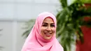 Penyanyi berusia 35 tahun ini tampil memakai hijab dan pakaian yang syar'i dengan paduan pink dan biru, ditambah dengan senyuman di wajahnya, penampilannya semakin cerah (KapanLagi.com/Deki Prayoga)