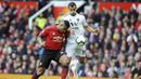 Bek Manchester United, Antonio Valencia, berebut bola dengan pemain Wolverhampton Wanderers, Jonny Otto, pada laga Premier League, di Stadion Old Trafford, Sabtu (22/9/2018). Manchester United ditahan 1-1 oleh Wolverhampton. (AP/Rui Vieira)