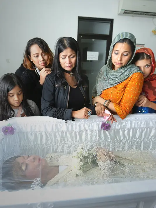 Jum’at (2/6/2017), sejak pagi Ayu sudah hadir di rumah duka tempat Yana disemayamkan.  Membawa dua anaknya, Ayu terus berada di sisi tepi peti jenazah Yana. Ditatapnya sang sahabat yang sudah tiada dengan penuh kesedihan. (Bambang E.Ros/Bintang.com)