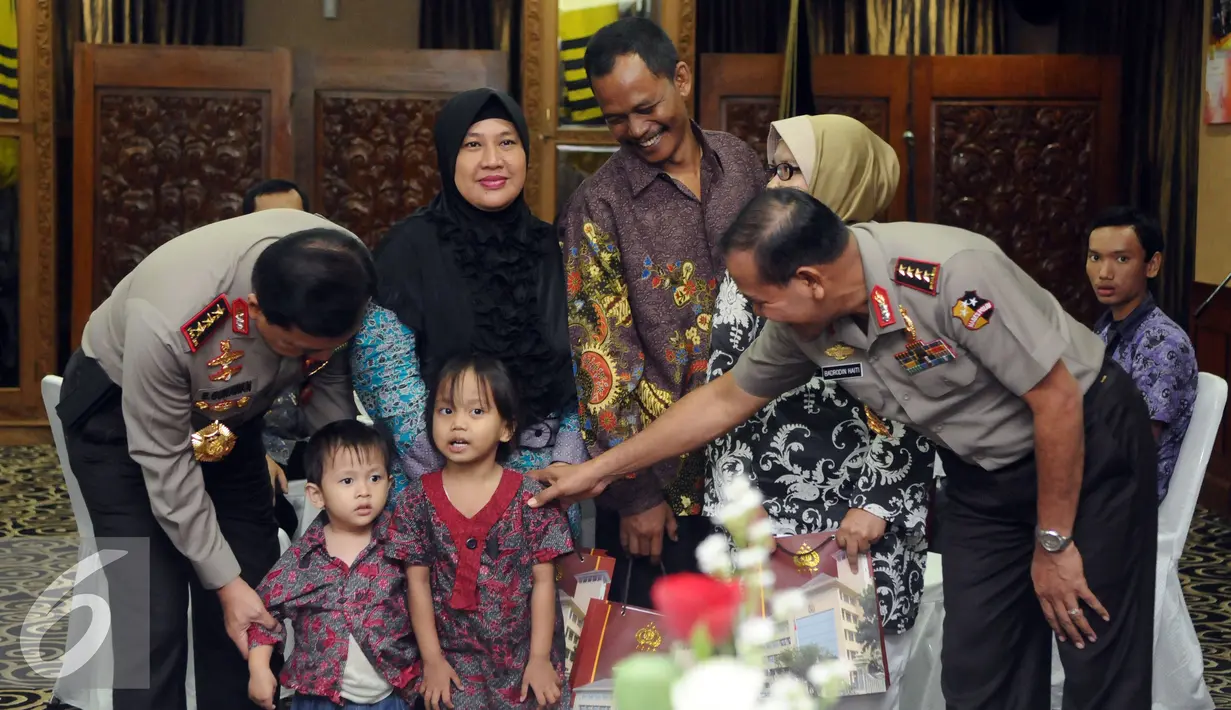 Kapolri, Jenderal Pol Badrodin Haiti (kanan) bersama Wakapolri, Komjen Pol Budi Gunawan menyapa anak keluarga keluarga korban teror Jakarta usai prosesi penyerahan bantuan di Mabes Polri, Jakarta, Jumat (22/1/2016). (Liputan6.com/Helmi Fithriansyah)