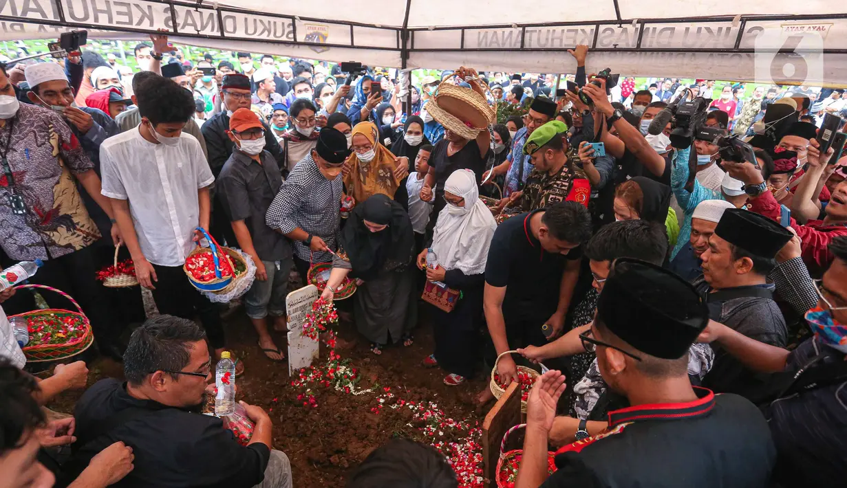 Keluarga dan kerabat menaburkan bunga di makam almarhum Abraham Lunggana atau Haji Lulung di TPU Karet Bivak, Jakarta, Selasa (14/12/2021). Lulung dikabarkan menghembuskan nafas terakhir pada pukul 10.51 WIB di RS Harapan Kita, Jakarta. (Liputan6.com/Faizal Fanani)