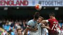 Striker Inggris, Harry Kane, duel udara dengan gelandang Turki, Mehmet Topal, pada laga persahabatan. Duet Kane-Vardy berjalan baik dengan catatan sembilan kali tembakan. (AFP/Scott Heppell)