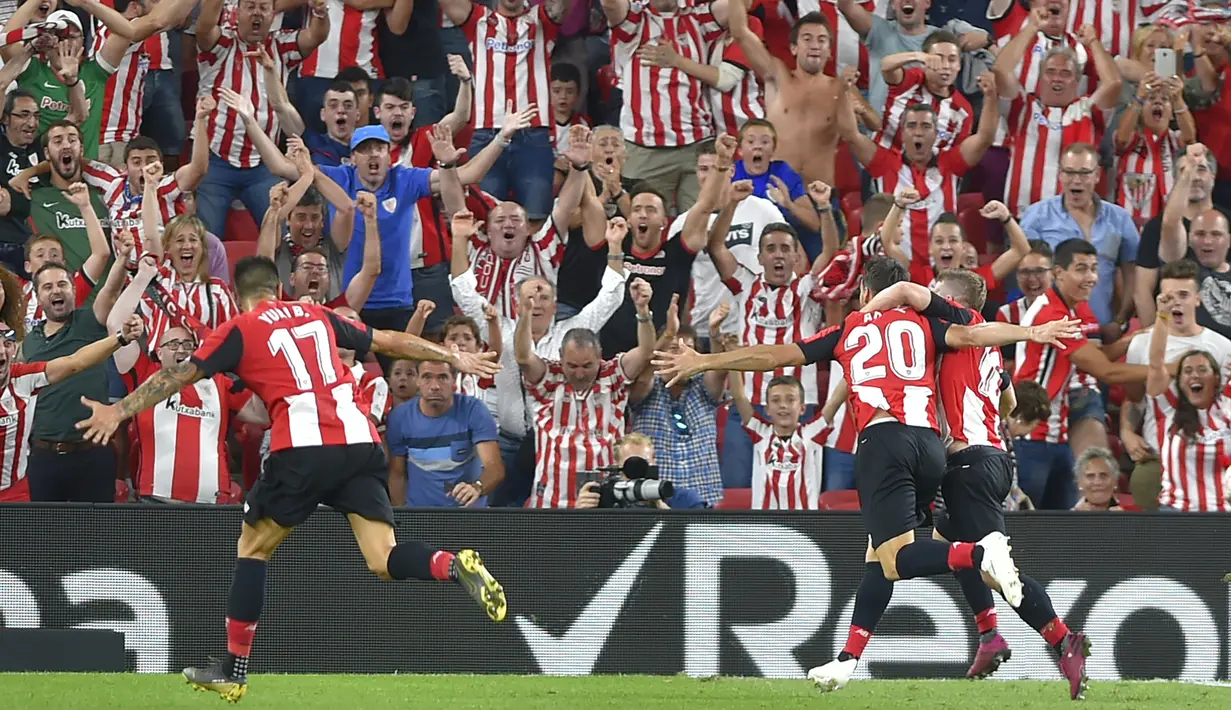 Penyerang Athletic Bilbao, Aritz Aduriz (kedua kanan) berselebrasi dengan rekannya usai mencetak gol ke gawang Barcelona pada pertandingan perdana La Liga Spanyol di Stadion San Mames, Sabtu (17/8/2019). Bilbao menang tipis atas Barcelona dengan skor 1-0. (AFP Photo/Ander Gillenea)