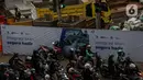 Kendaraan melintas dekat proyek pembangunan Jembatan layang (skybridge) CSW di Jakarta, Selasa (9/3/2021). Proyek pembangunan jembatan layang atau skybridge untuk integrasi Halte Transjakarta CSW di Stasiun MRT Asean ditargetkan selesai pada Mei 2021. (Liputan6.com/Johan Tallo)