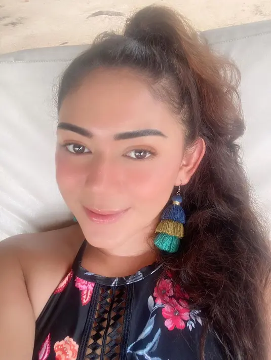 Selain warna yang berbagai macam, pemilik nama Thalita Anne Marie Latief ini juga memakai anting dengan berbagai bentuk. Artis keturunan Slowakia, Pakistan, Jerman, dan Minangkabau ini semakin menawan dengan padu padan yang ia pilih sendiri. Perpaduannya begitu cocok untuknya. (Liputan6.com/IG/@thalitalatief)