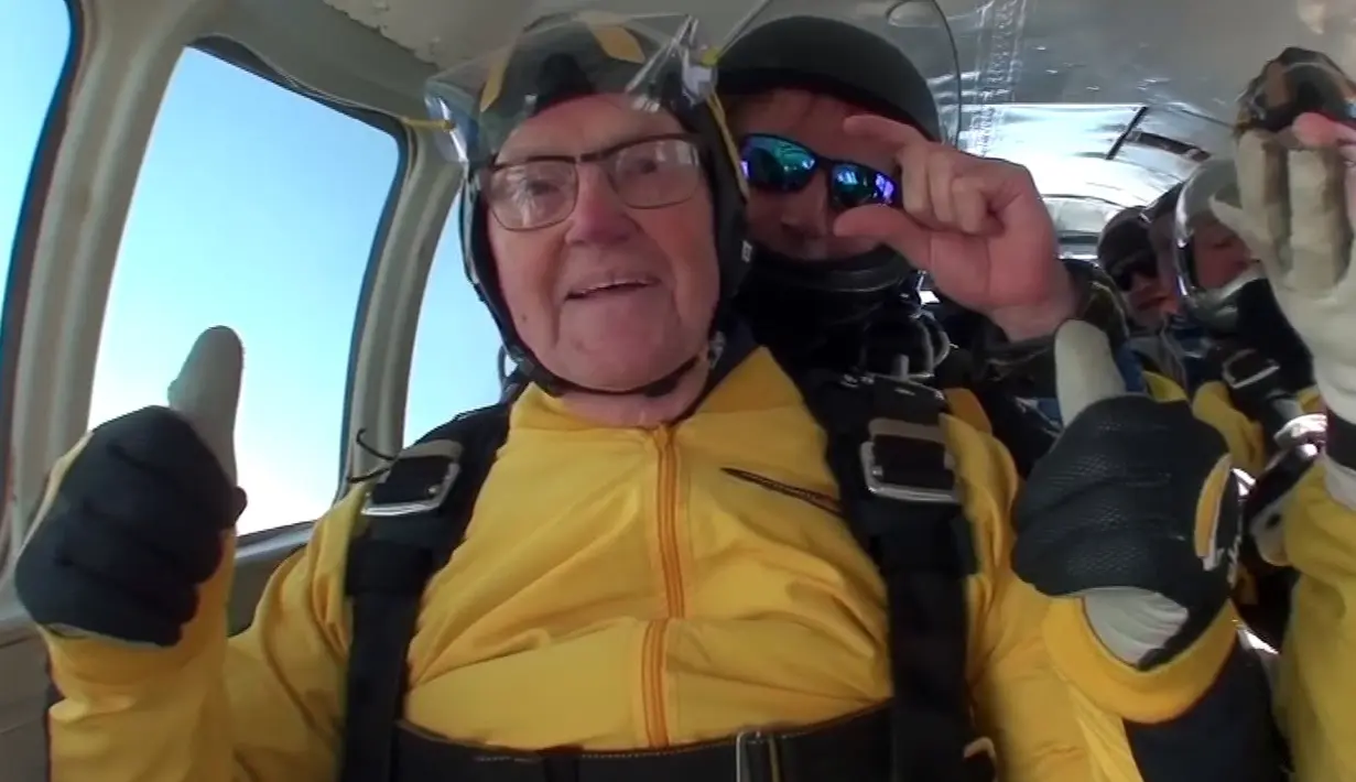 Seorang kakek, Verdun Hayes , berada di dalam pesawat sebelum melompat dari ketinggian 15.000 kaki (4,5 km) di Devon, Inggris, Minggu (14/5). Hayes melakukan skydiving untuk merayakan ulang tahunnya yang ke 101. (Skydive.buzz via AP)