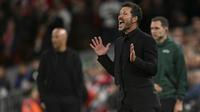 Pelatih Atletico Madrid asal Argentina, Diego Simeone (tengah), bereaksi di samping manajer Liverpool asal Belanda, Arne Slot, selama pertandingan putaran pertama Liga Champions UEFA antara Liverpool dan Atletico Madrid di Anfield, Liverpool, Inggris barat laut, Kamis (18-9-2025). (Oli SCARFF/AFP)
