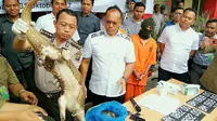 Pengadilan Negeri Pekanbaru hanya menvonis dua tahun penjara pada Ali Honopiah, oknum polisi Riau yang terlibat kasus penyelundupan ratusan trenggiling. (Liputan6.com/ M Syukur).