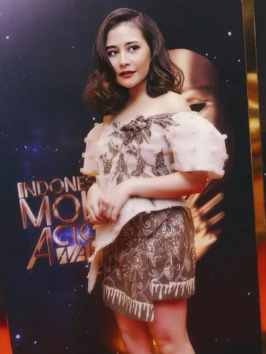 Bintang film Janur berusia 21 tahun itu menegaskan bukan perempuan seperti  dikabarkan selama ini. Selama ini, ia mengaku mengikuti pendidikan yang diajarkan oleh orangtuanya. (instagram/prillylatuconsina96)