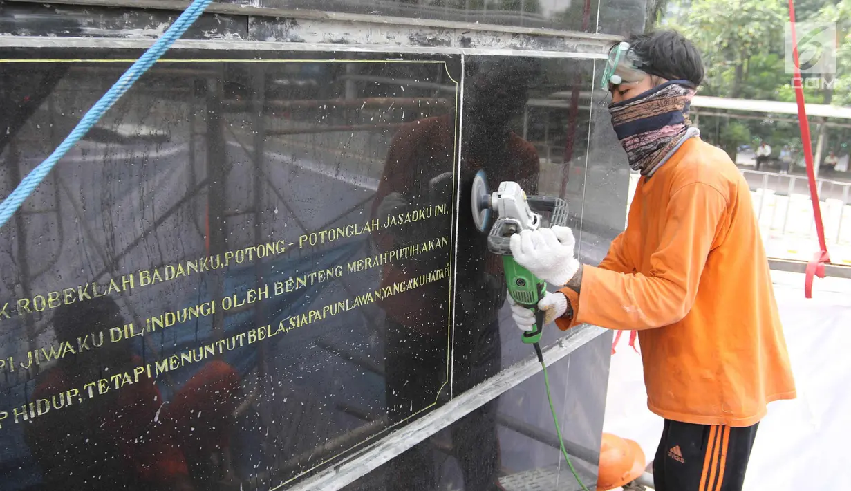 Petugas melakukan perawatan Patung Jenderal Sudirman di Jakarta, Senin (16/4). Perbaikan Patung tersebut untuk merawat agar patung tetap dalam kondisi baik dan tidak terjadi korosi karena faktor cuaca. (Liputan6.com/Arya Manggala)