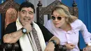 Legenda sepak bola Argentina Diego Maradona bersama istrinya  saat berkunjung di Kolkata, India (11/12). Maradona melakukan kunjungan pribadi ke India bersama sang istri. (AFP Photo)